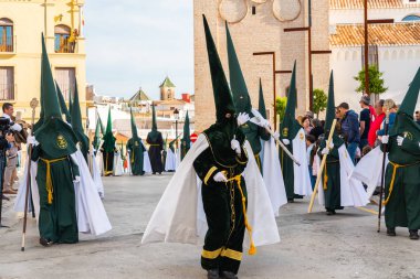 Velez Malaga, İspanya - 29 Mart 2018 insanlar geçit töreninde kutsal hafta İspanyol bir şehirde, Paskalya katılan