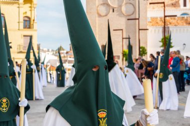 Velez Malaga, İspanya - 29 Mart 2018 insanlar geçit töreninde kutsal hafta İspanyol bir şehirde, Paskalya katılan