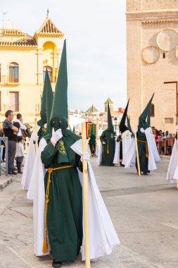 Velez Malaga, İspanya - 29 Mart 2018 insanlar geçit töreninde kutsal hafta İspanyol bir şehirde, Paskalya katılan