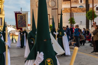Velez Malaga, İspanya - 29 Mart 2018 insanlar geçit töreninde kutsal hafta İspanyol bir şehirde, Paskalya katılan