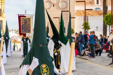 Velez Malaga, İspanya - 29 Mart 2018 insanlar geçit töreninde kutsal hafta İspanyol bir şehirde, Paskalya katılan
