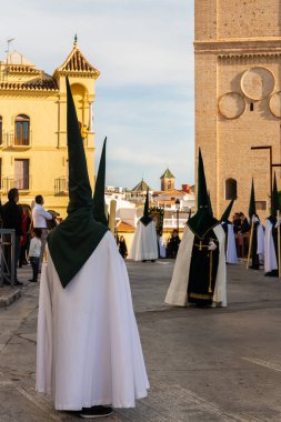 Velez Malaga, İspanya - 29 Mart 2018 insanlar geçit töreninde kutsal hafta İspanyol bir şehirde, Paskalya katılan