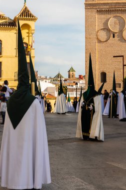 Velez Malaga, İspanya - 29 Mart 2018 insanlar geçit töreninde kutsal hafta İspanyol bir şehirde, Paskalya katılan
