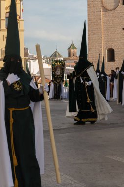Velez Malaga, İspanya - 29 Mart 2018 insanlar geçit töreninde kutsal hafta İspanyol bir şehirde, Paskalya katılan