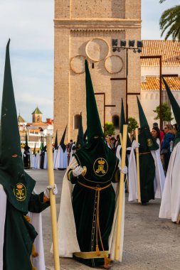 Velez Malaga, İspanya - 29 Mart 2018 insanlar geçit töreninde kutsal hafta İspanyol bir şehirde, Paskalya katılan