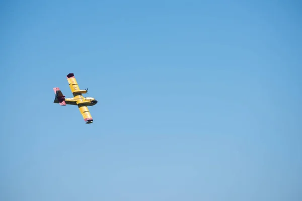 マールに スペインの海辺の町のビーチ アンダルシアのアクロバット飛行の航空ショーで飛行機 2018 — ストック写真