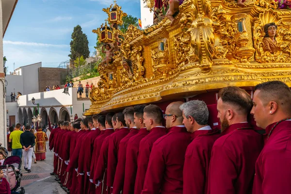 Velez Malaga, İspanya - 29 Mart 2018 insanlar geçit töreninde kutsal hafta İspanyol bir şehirde, Paskalya katılan