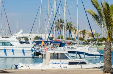 La Manga, İspanya - 4 Mart 2019 Marina Bay La M'de lüks tekneler
