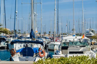 La Manga, İspanya - 4 Mart 2019 Marina Bay La M'de lüks tekneler