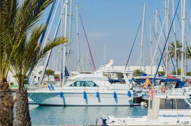 La Manga, İspanya - 4 Mart 2019 Marina Bay La M'de lüks tekneler