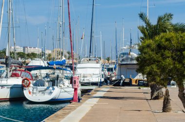 La Manga, İspanya - 4 Mart 2019 Marina Bay La M'de lüks tekneler