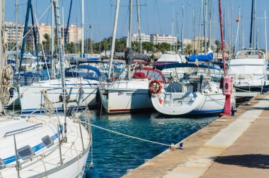 La Manga, İspanya - 4 Mart 2019 Marina Bay La M'de lüks tekneler