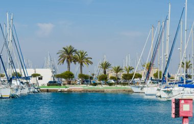 La Manga, İspanya - 4 Mart 2019 Marina Bay La M'de lüks tekneler