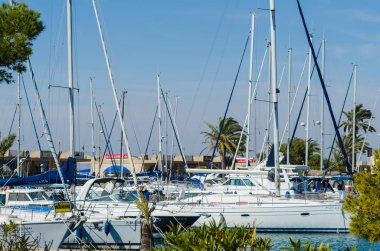 La Manga, İspanya - 4 Mart 2019 Marina Bay La M'de lüks tekneler