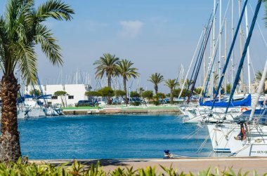 La Manga, İspanya - 4 Mart 2019 Marina Bay La M'de lüks tekneler
