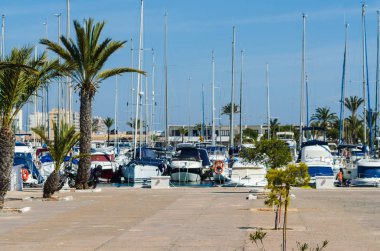 La Manga, İspanya - 4 Mart 2019 Marina Bay La M'de lüks tekneler