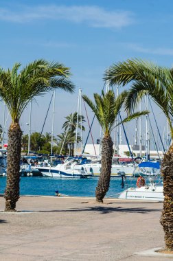 La Manga, İspanya - 4 Mart 2019 Marina Bay La M'de lüks tekneler