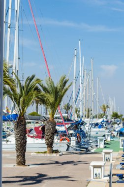 La Manga, İspanya - 4 Mart 2019 Marina Bay La M'de lüks tekneler