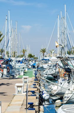 La Manga, İspanya - 4 Mart 2019 Marina Bay La M'de lüks tekneler