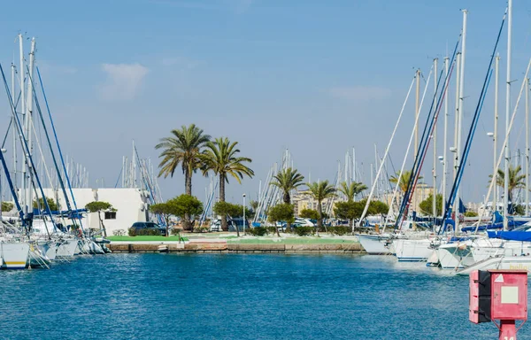 LA MANGA, SPAGNA - 4 MARZO 2019 Barche di lusso nella baia di marina La M — Foto Stock