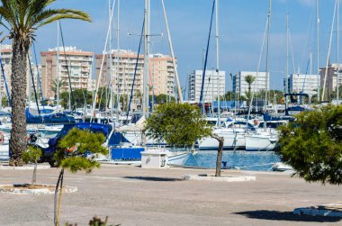 La Manga, İspanya - 4 Mart 2019 Marina Bay La M'de lüks tekneler