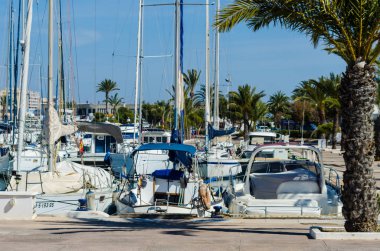 La Manga, İspanya - 4 Mart 2019 Marina Bay La M'de lüks tekneler
