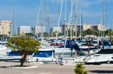 La Manga, İspanya - 4 Mart 2019 Marina Bay La M'de lüks tekneler