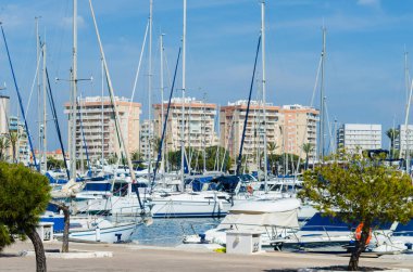 La Manga, İspanya - 4 Mart 2019 Marina Bay La M'de lüks tekneler
