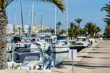 La Manga, İspanya - 4 Mart 2019 Marina Bay La M'de lüks tekneler