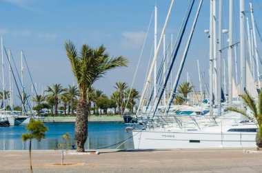 La Manga, İspanya - 4 Mart 2019 Marina Bay La M'de lüks tekneler