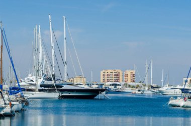 La Manga, İspanya - 4 Mart 2019 Marina Bay La M'de lüks tekneler
