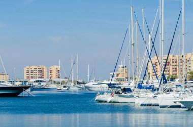 La Manga, İspanya - 4 Mart 2019 Marina Bay La M'de lüks tekneler