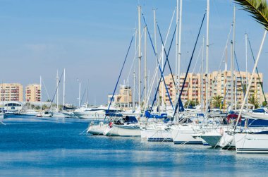 La Manga, İspanya - 4 Mart 2019 Marina Bay La M'de lüks tekneler