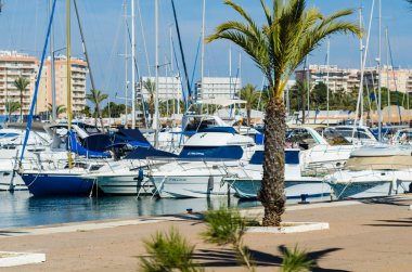 La Manga, İspanya - 4 Mart 2019 Marina Bay La M'de lüks tekneler