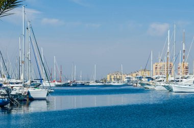 La Manga, İspanya - 4 Mart 2019 Marina Bay La M'de lüks tekneler