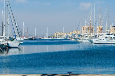 La Manga, İspanya - 4 Mart 2019 Marina Bay La M'de lüks tekneler