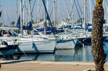 La Manga, İspanya - 4 Mart 2019 Marina Bay La M'de lüks tekneler