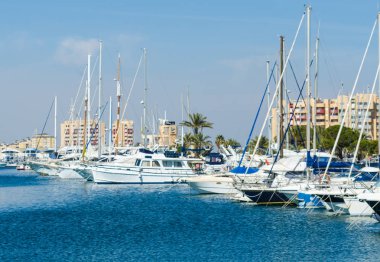 La Manga, İspanya - 4 Mart 2019 Marina Bay La M'de lüks tekneler