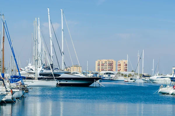 La Manga, İspanya - 4 Mart 2019 Marina Bay La M'de lüks tekneler