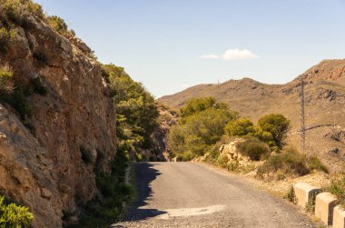 Ünlü t önde gelen dağlarda boş ve dar bir yol