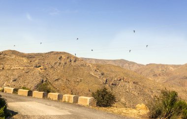 Ünlü t önde gelen dağlarda boş ve dar bir yol