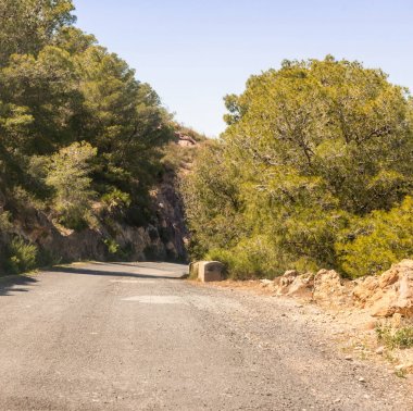 Ünlü t önde gelen dağlarda boş ve dar bir yol
