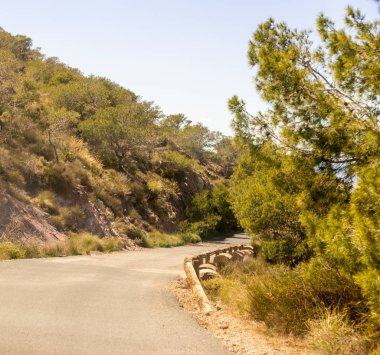 Ünlü t önde gelen dağlarda boş ve dar bir yol