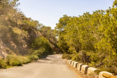 Ünlü t önde gelen dağlarda boş ve dar bir yol