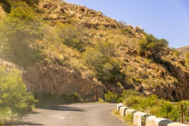 Ünlü t önde gelen dağlarda boş ve dar bir yol