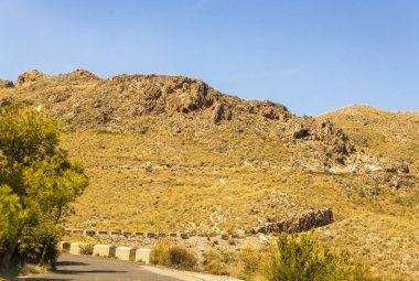 Ünlü t önde gelen dağlarda boş ve dar bir yol