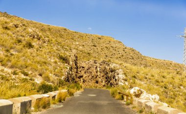 Ünlü t önde gelen dağlarda boş ve dar bir yol