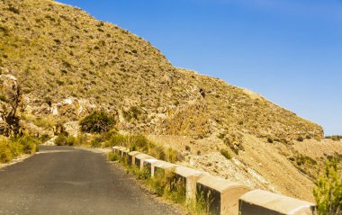 Ünlü t önde gelen dağlarda boş ve dar bir yol