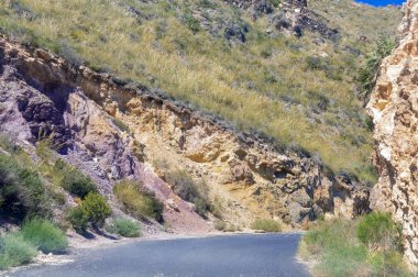 Ünlü t önde gelen dağlarda boş ve dar bir yol