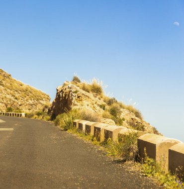 Ünlü t önde gelen dağlarda boş ve dar bir yol